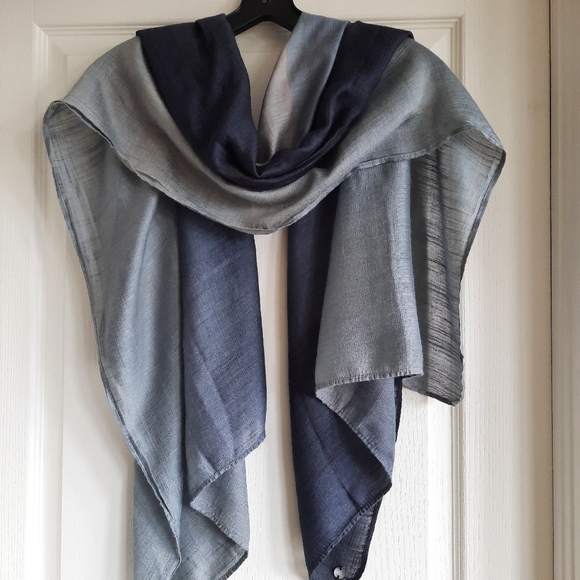 Guess Scarf - Picture 4 of 4